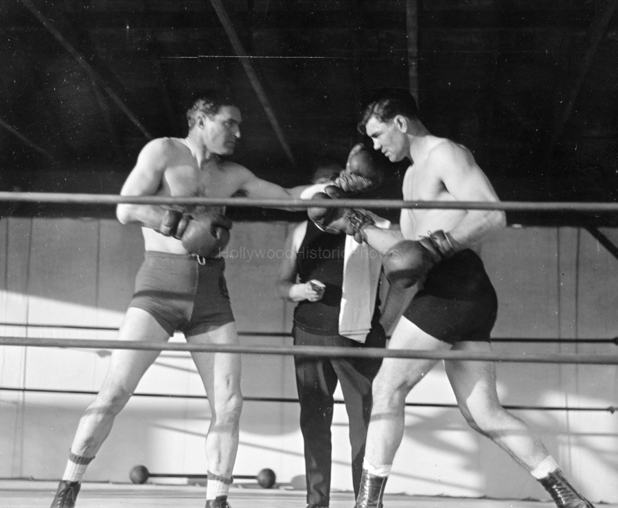 Tom Mix 1921 With Boxer wm.jpg